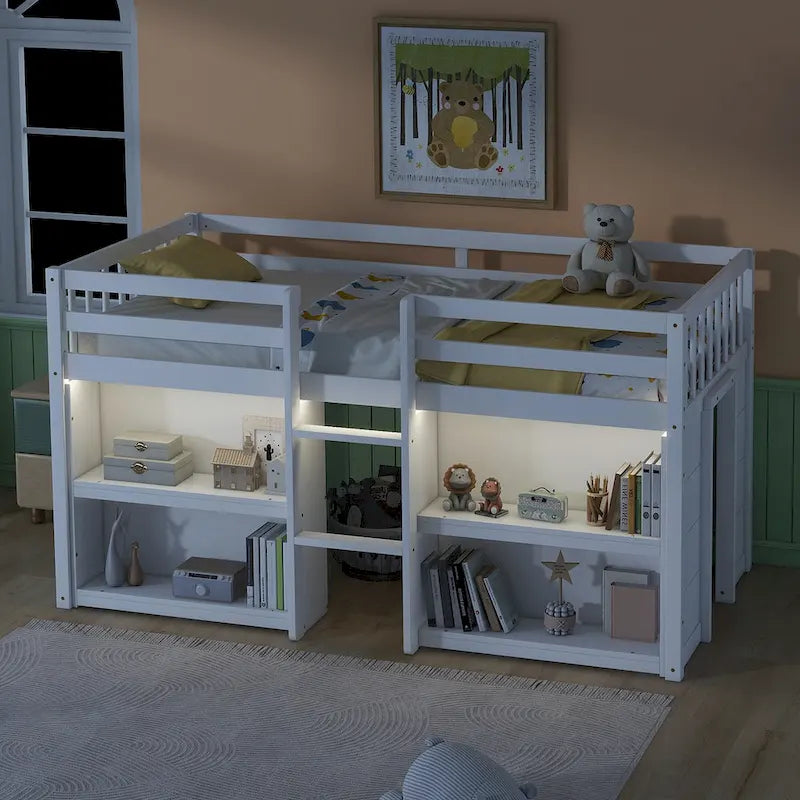 Lit bas en bois pour jumeaux avec étagères à deux niveaux et LED