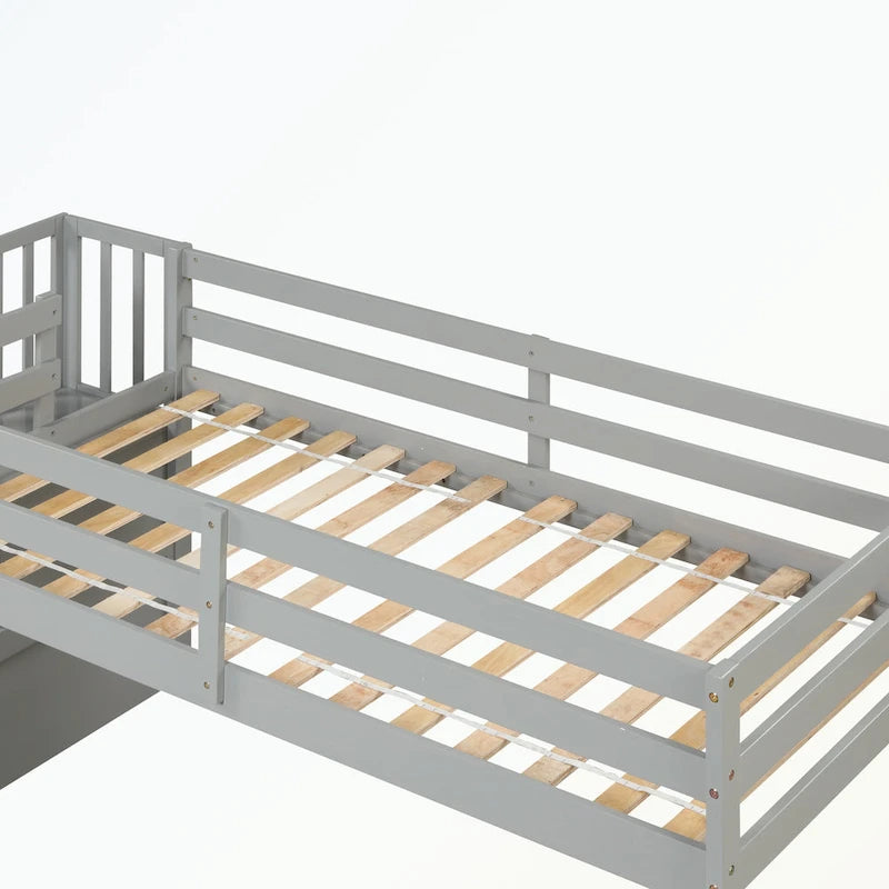 Lit mezzanine double avec escalier de rangement et garde-corps pleine longueur